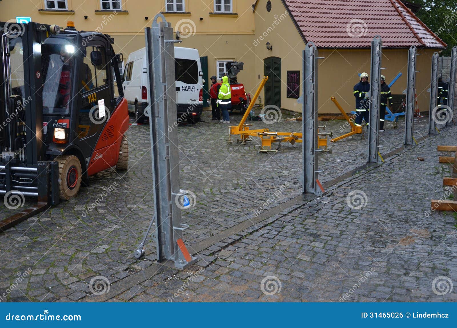 Empilhadeira no centro de Praga. Empilhadeira na construção de ajuda do wiith do centro de Praga para inundar barreiras