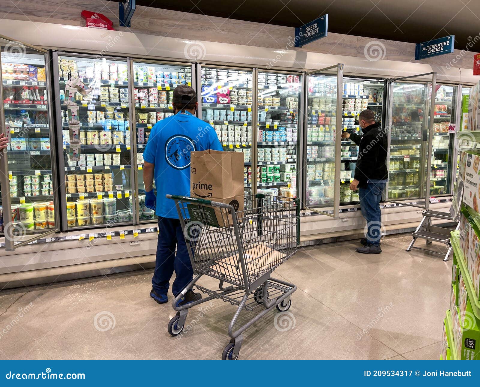 Empleados De  Prime Fresh Comprando En Un Supermercado De Alimentos  Enteros Fotografía editorial - Imagen de alimento, cliente: 209534317