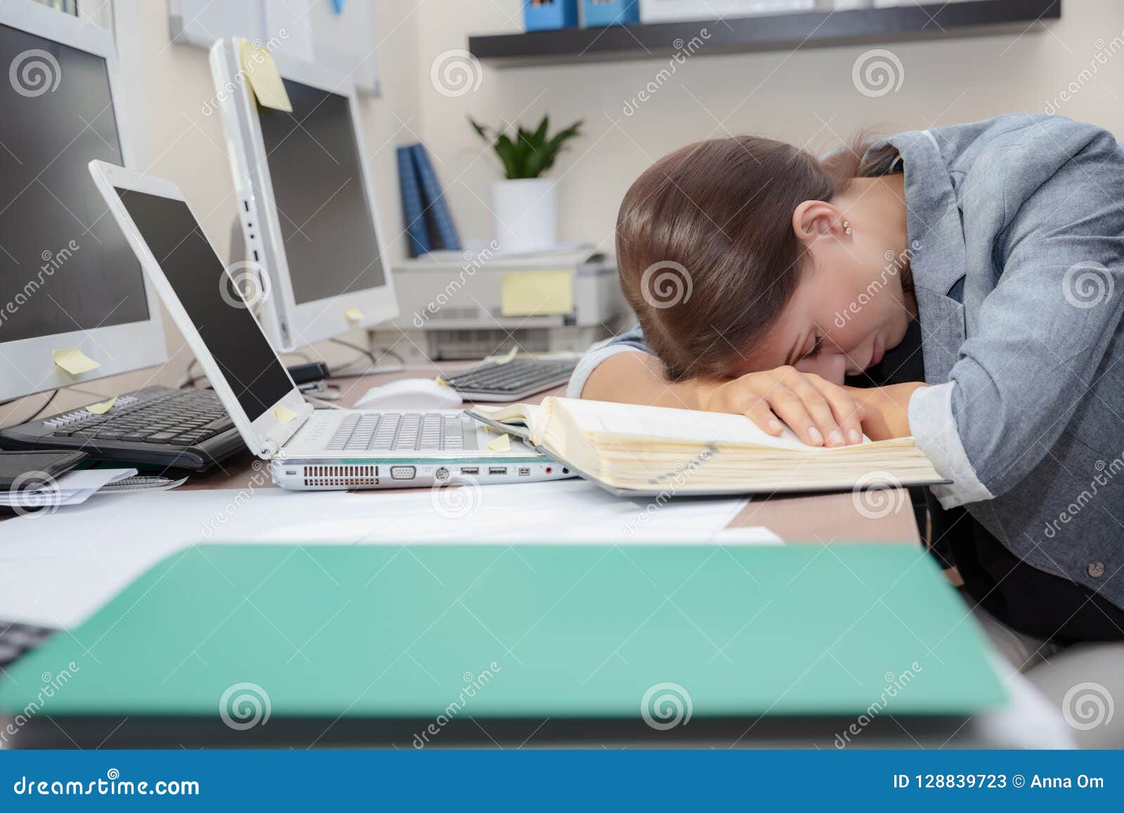 Employe De Bureau Epuise Image Stock Image Du Epuise 128839723