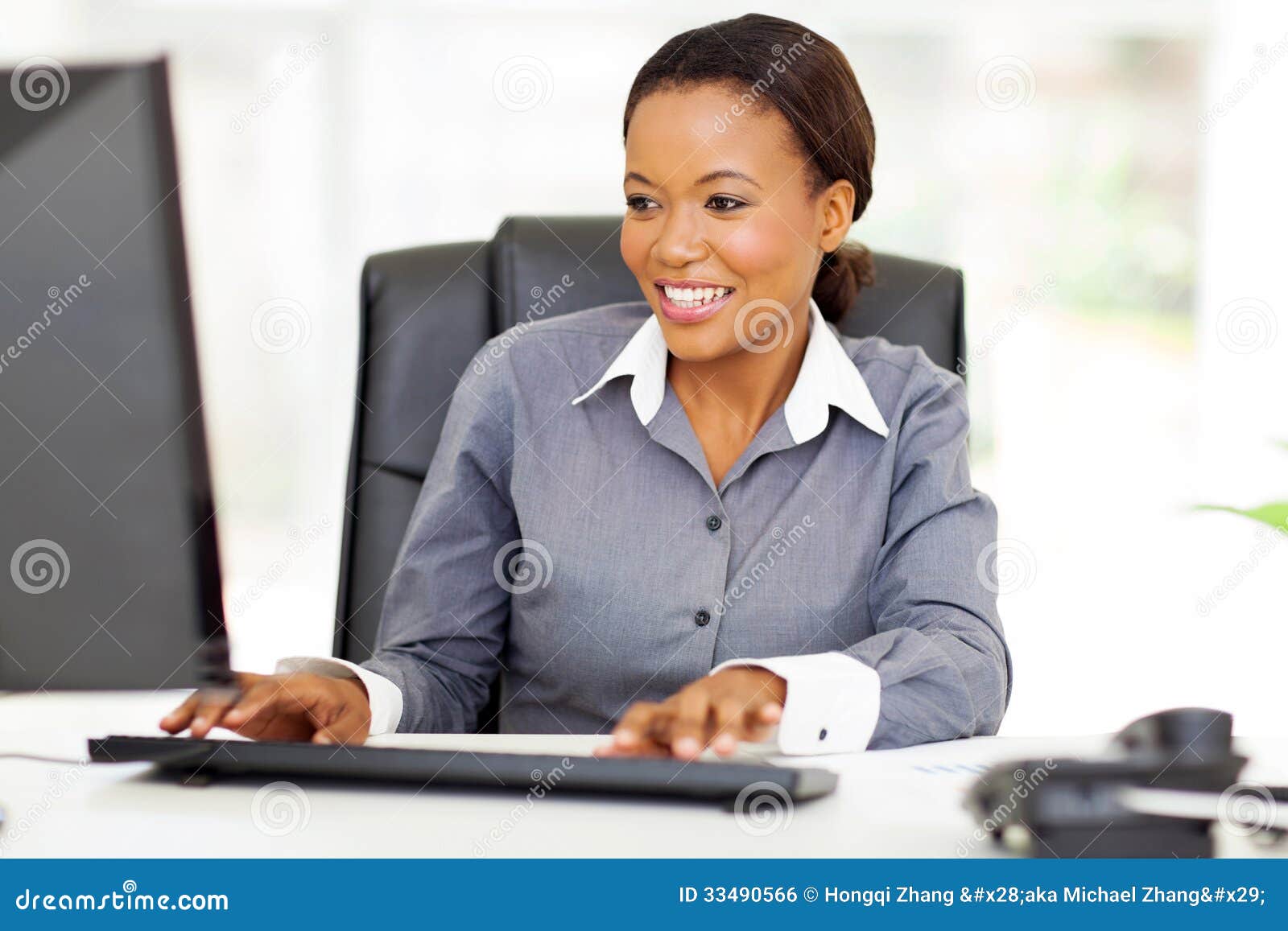 Employe De Bureau Africain Photo Stock Image Du Africain 33490566