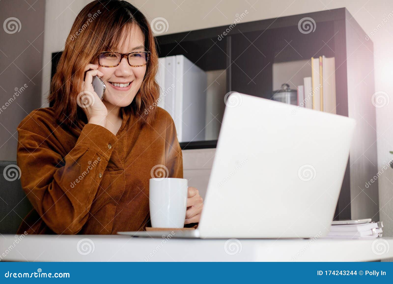 Emprendedor Adulto Asiático Trabaja En Laptop Y Celular Con Papeleo En La  Smart Office Foto de archivo - Imagen de persona, mujer: 174243244