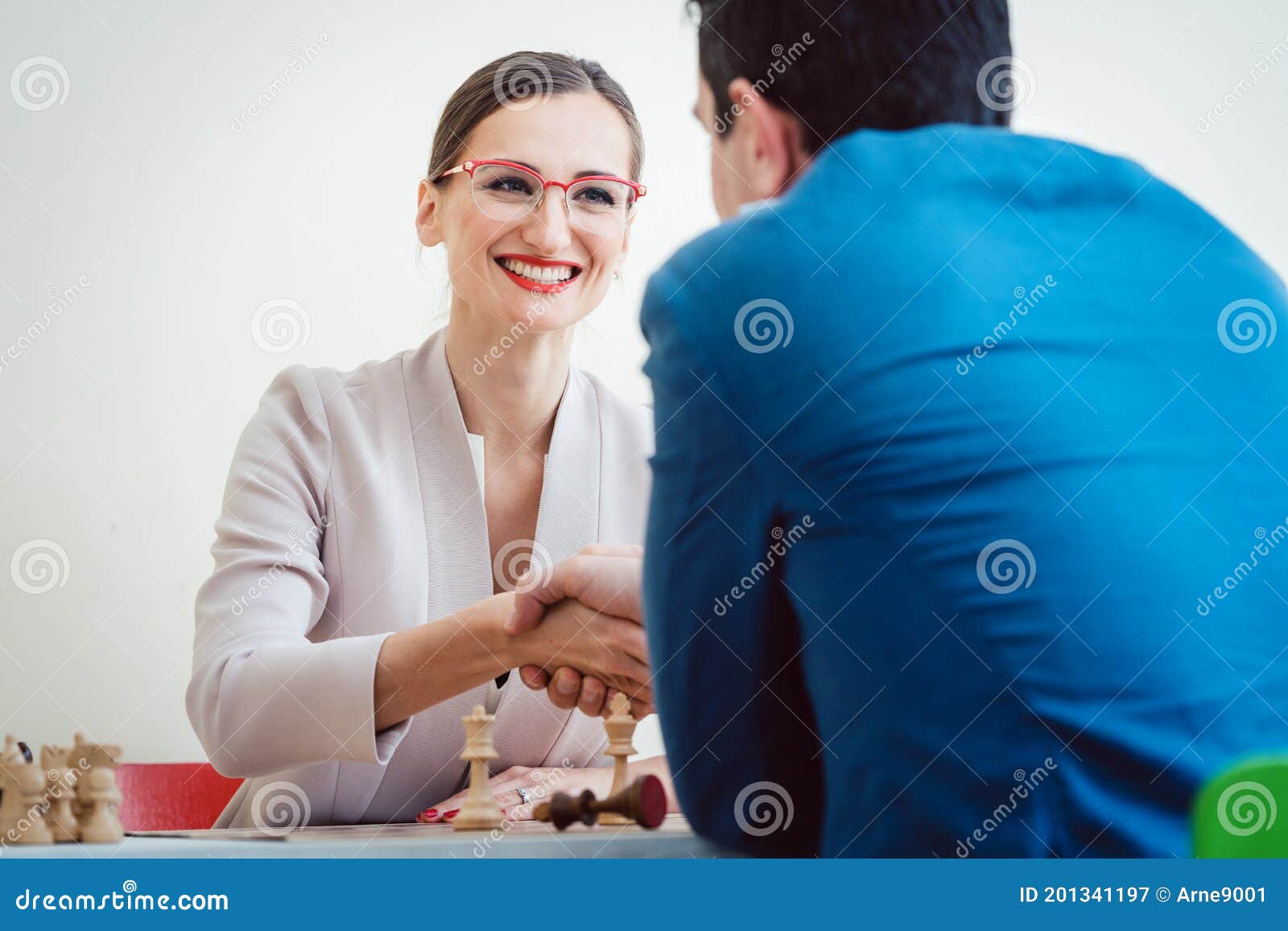 Empresária Ganhando Xadrez Devido a Melhor Estratégia Imagem de Stock -  Imagem de alegria, excitamento: 201341197