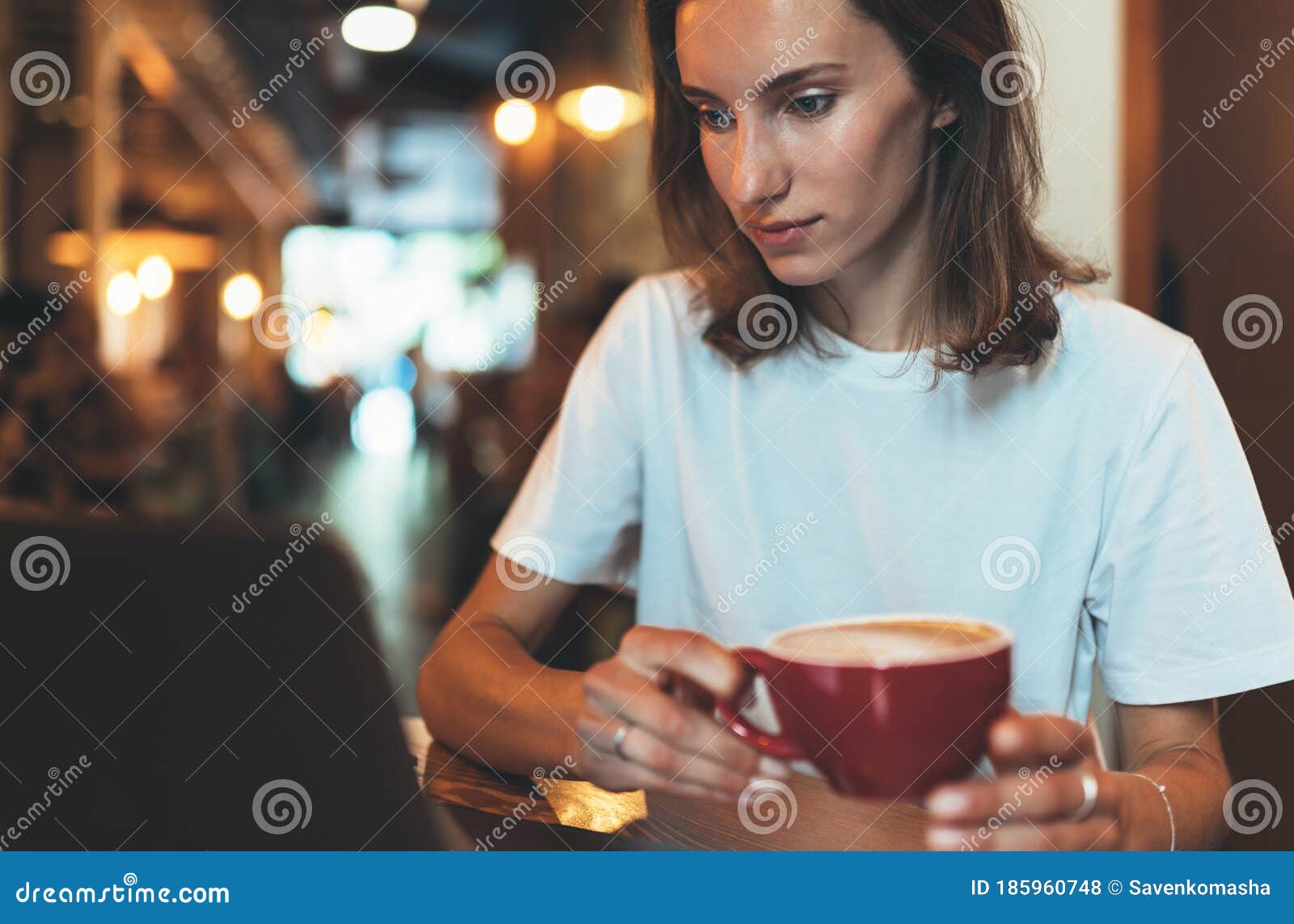 Empresária Segurando Nas Mãos Xícara De Café Usando Laptop Na Cafe Girl ...