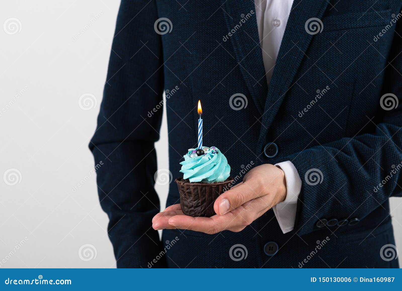 Bolo de aniversário de 18 anos com velas acesas e banner de aniversário de  confete