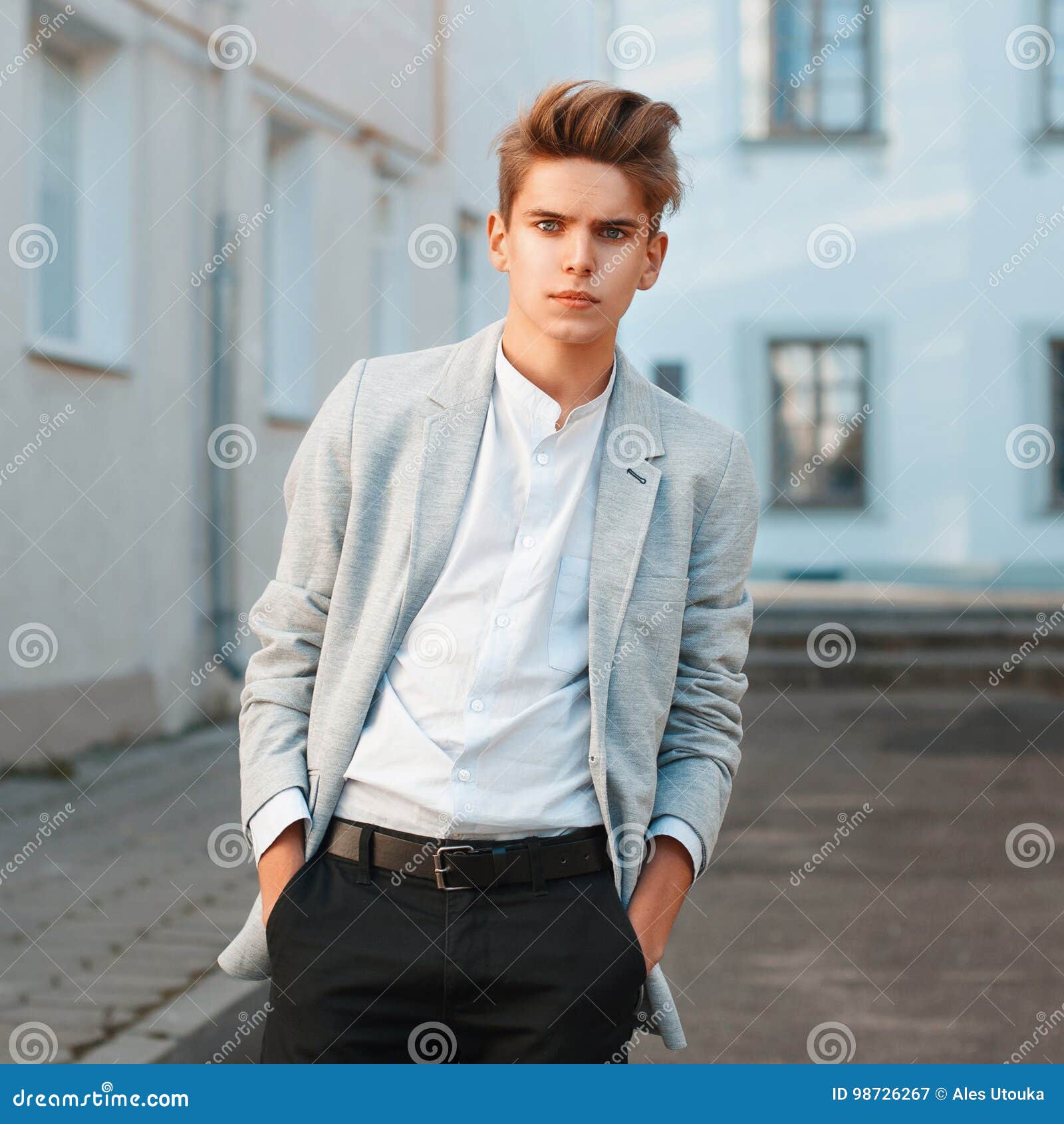 Empresaria Hermosa Joven En Ropa Al Aire Libre Imagen de archivo - Imagen hombre, ropas: 98726267