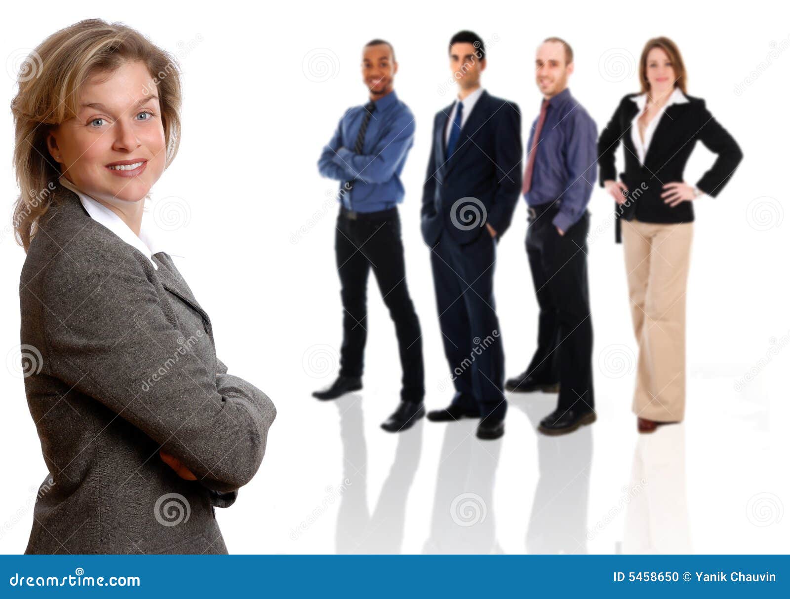 Empresaria y personas. Mujer en una chaqueta gris en un blanco aislado con las personas