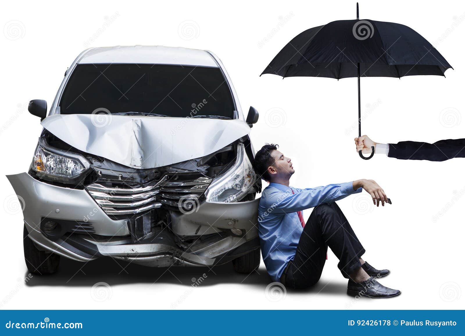 Empresario con el coche y el paraguas abollados. Hombre de negocios cansado que se sienta debajo del paraguas al lado de un coche abollado, aislado en el fondo blanco