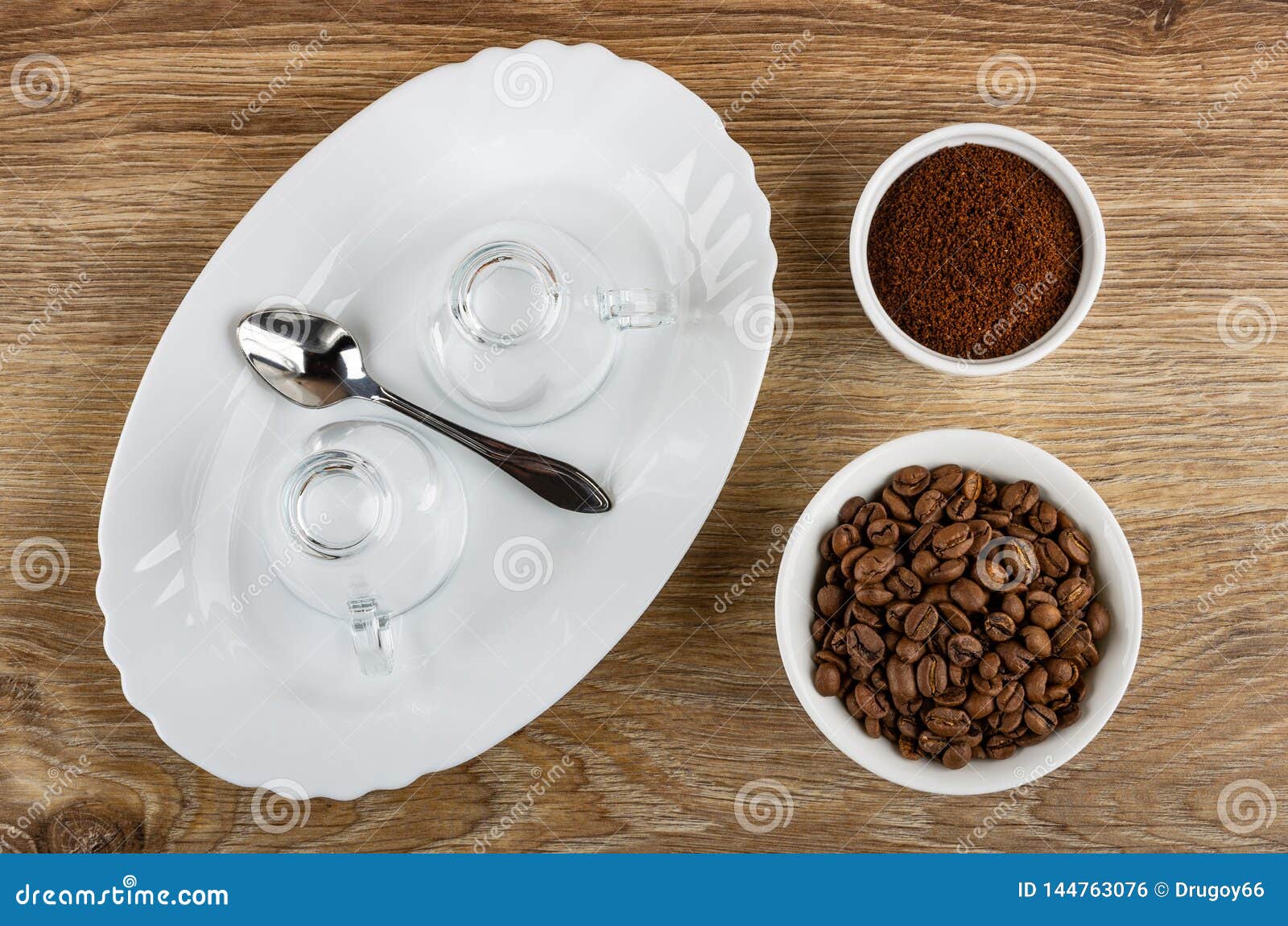 Photo Roasted coffee beans, ground coffee and cup of coffee on wooden table