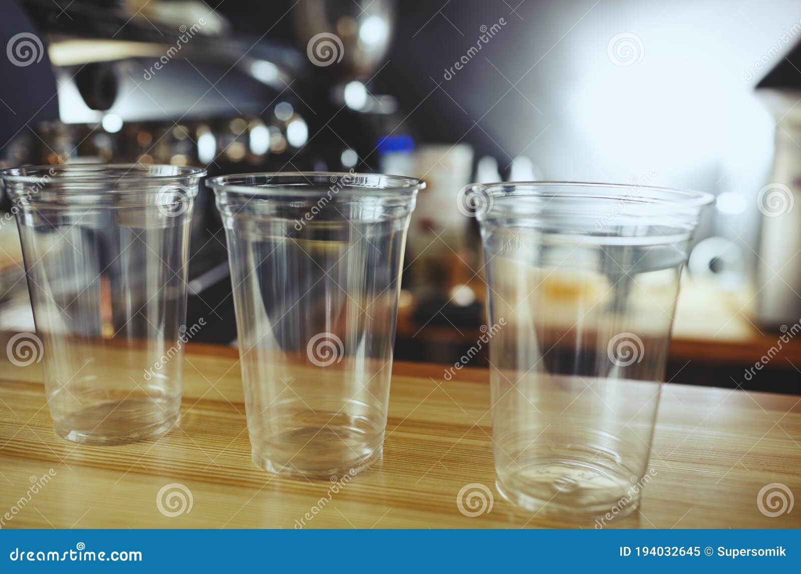 Empty Disposable Plastic Cups for Cocktail, Milkshake and Other