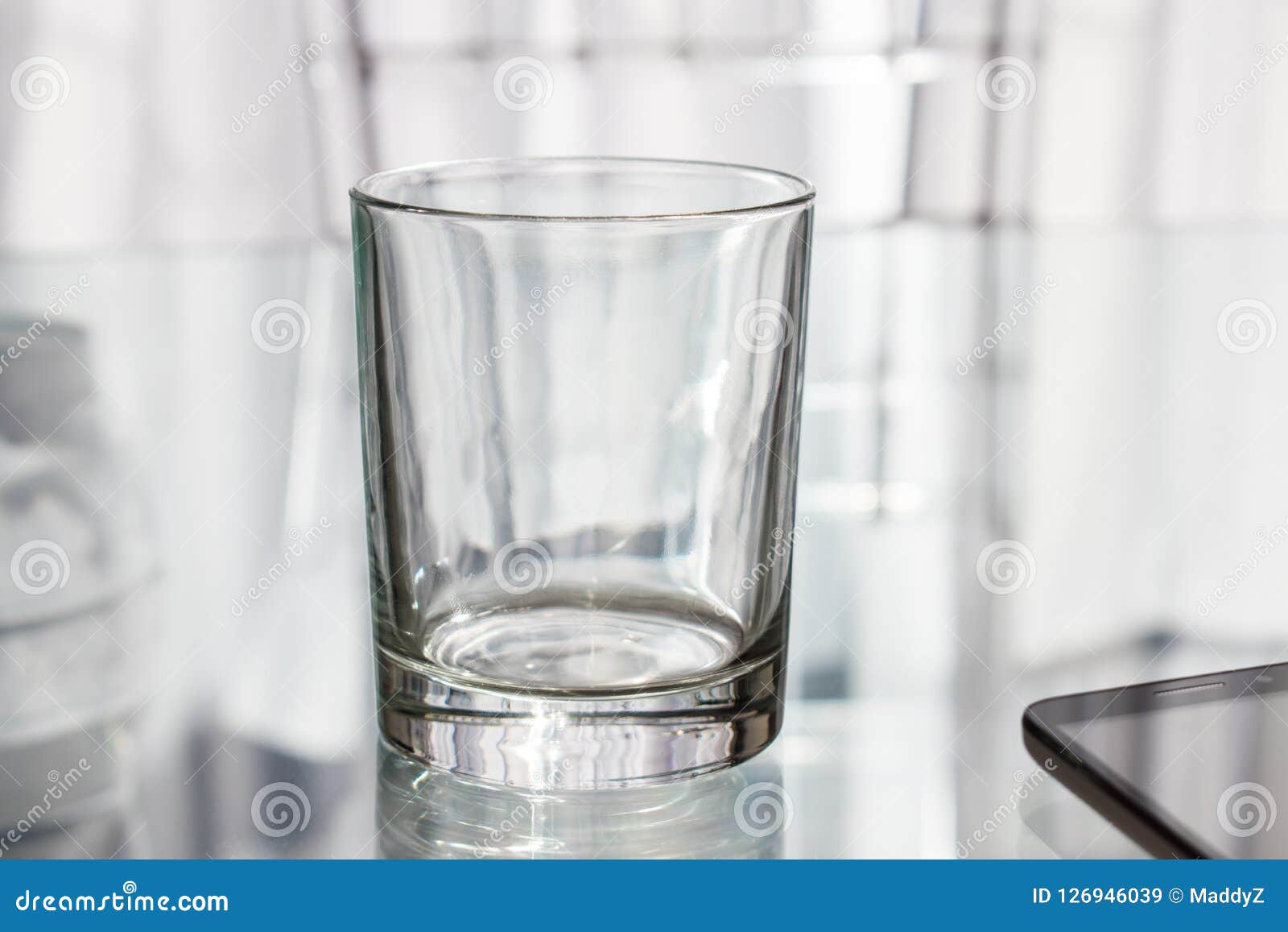 На столе пустой стакан. Короткий стакан. Пустой стакан на столе. Пустой стакан фото. Рюмки на подставке short Glass Set.