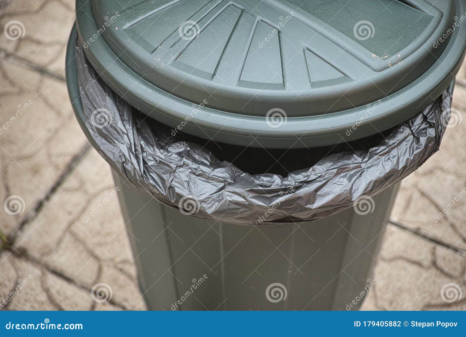 empty trash can empty trash can