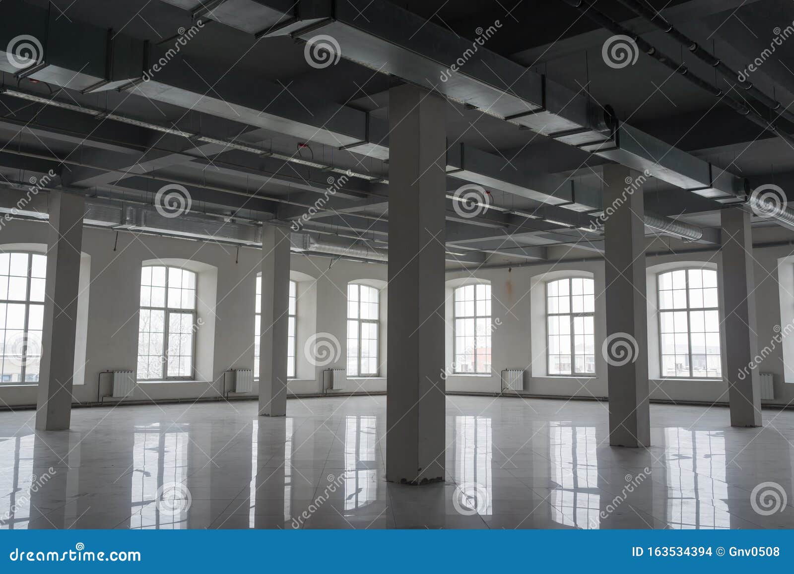 Inleg pin component Empty Open Space Room in Old Factory Building with Rows of Columns, Big  Windows and Pipes Under the Beton Ceiling Stock Photo - Image of column,  concept: 163534394