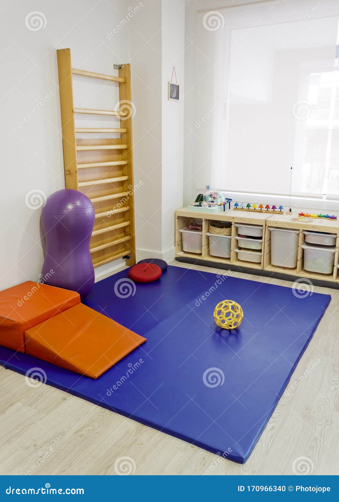 https://thumbs.dreamstime.com/z/empty-physiotherapy-clinic-equipment-kids-rehabilitation-pad-170966340.jpg