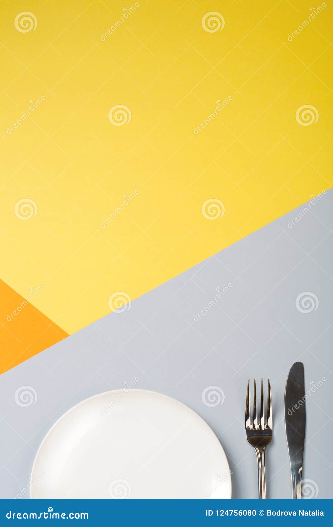 Đĩa và đồ đựng thức ăn trên nền màu vàng cam xám - \