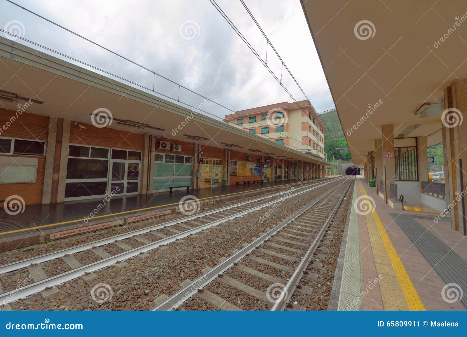 Empty Railway Station editorial photo. Image of industrial 65809911