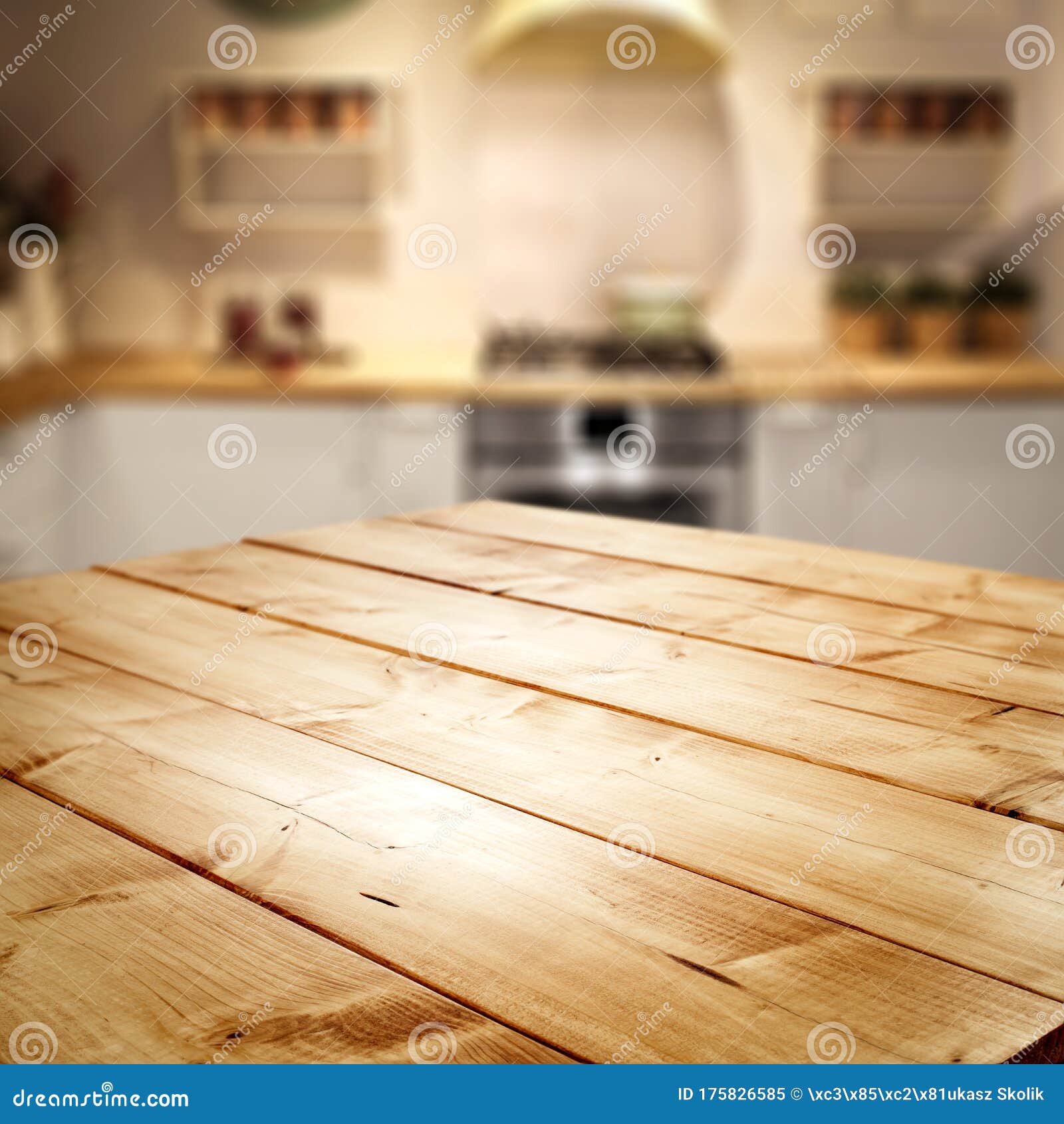 Với bàn gỗ trống trên nền nhòe của nhà bếp, bạn có thể tự do sáng tạo và thiết kế không gian bếp của riêng mình. Hình ảnh chụp từ khoảng cách xa cho thấy sự thanh lịch và tinh tế của thiết kế. Nhấn vào hình ảnh để thấy sự hoàn hảo của không gian bếp.