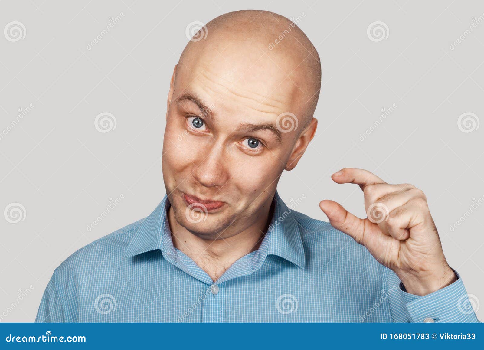 En Bald Visar En Handgest Som Betyder Mycket Lite. Fotografering för