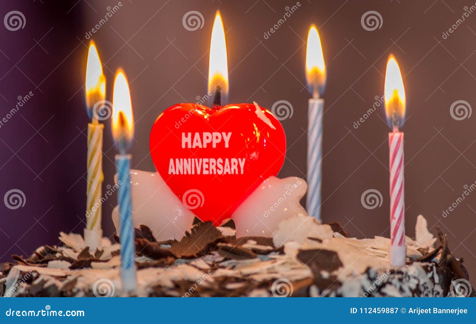 En Celebrant L Anniversaire De Mariage Avec Un Beau Coeur Formez La Bougie Sur Le Gateau Image Stock Image Du Formez Mariage En Celebrant L Anniversaire De Mariage Avec Un Beau Coeur Formez La Bougie Sur Le Gateau Image Stock Image Du Formez Mariage
