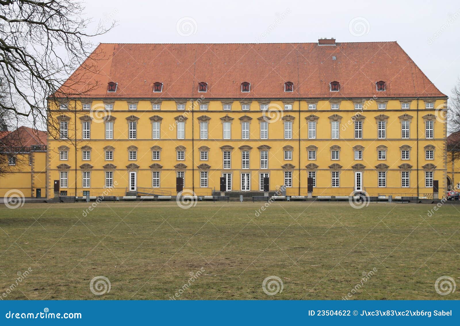 En chateau med parken. Den Osnabrueck chateauen med en park.