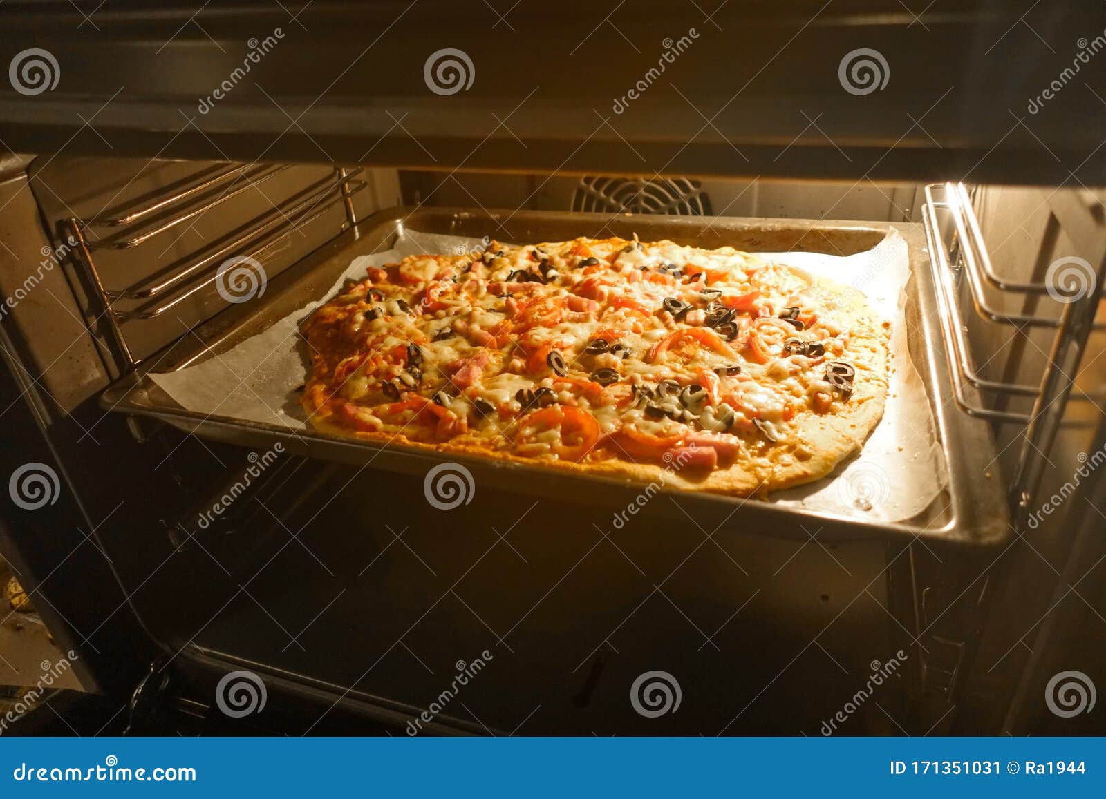 Frustrante correcto Introducir En El Horno Se Prepara Deliciosa Pizza Casera Imagen de archivo - Imagen de mozarela, corteza: 171351031 Frustrante correcto Introducir En El Horno Se Prepara Deliciosa Pizza Casera Imagen de archivo - Imagen de mozarela, corteza: 171351031