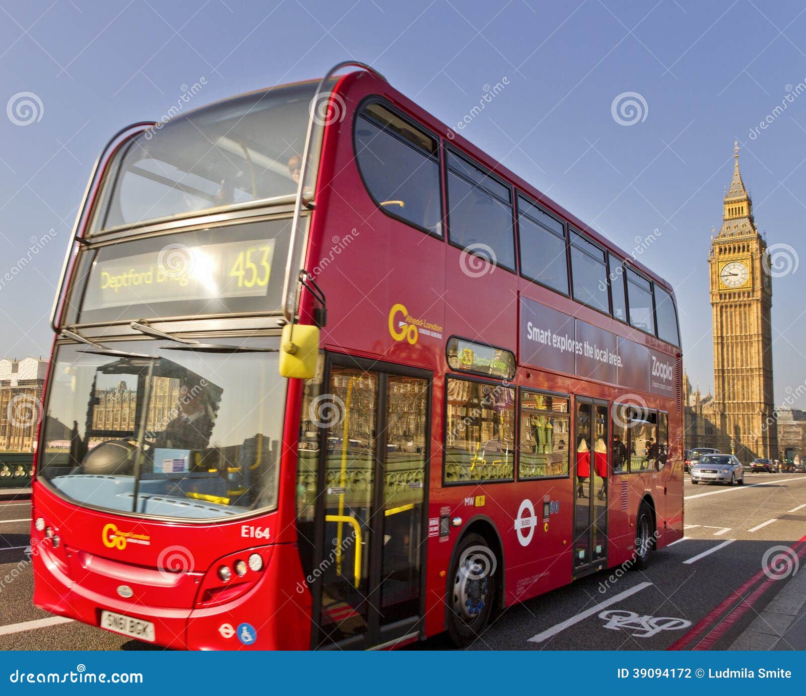 En el puente de Westminster en Londres. LONDRES - 9 DE MARZO: Autobús rojo de Londres el 9 de marzo de 2014, Londres, Reino Unido.  Autobús de Londres que cruza el puente de Westminster en el Reino Unido el 9 de marzo de 2014 en Londres, Inglaterra