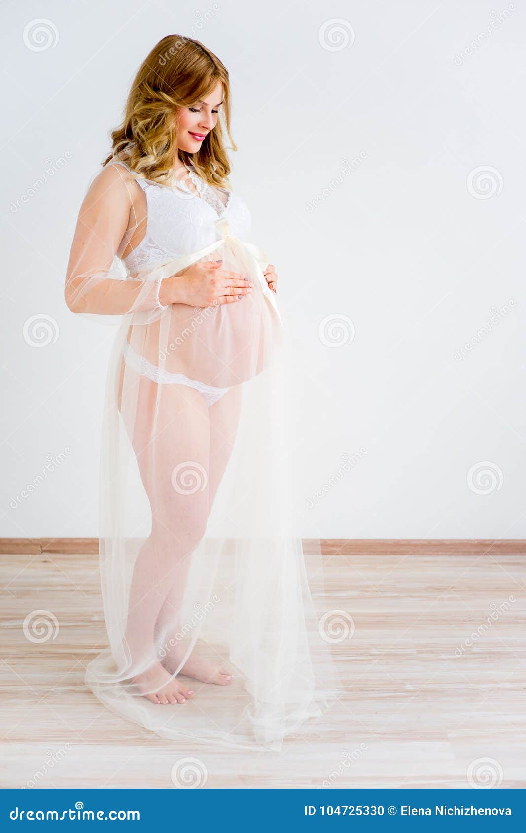 En Gravid Kvinna Arkivfoto Bild Av Abdikering Moder