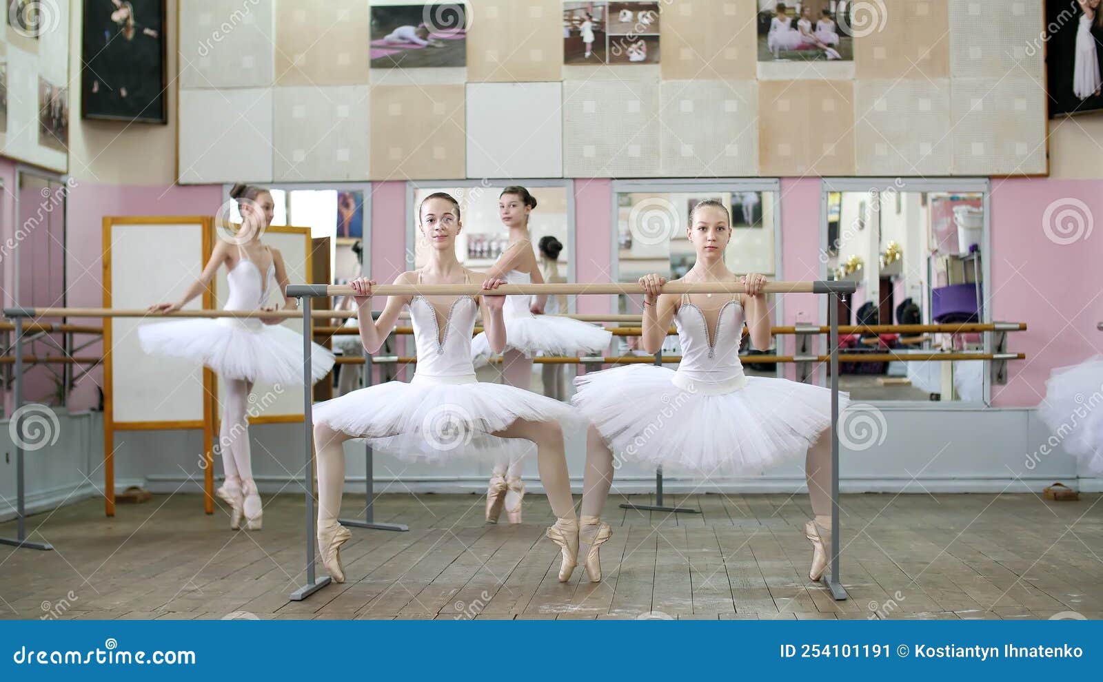 En La De Ballet Niñas Con Ballet Blanco Los Tutus Están Envueltos En El Ensayo De Ballet La Situación De Los Imagen de archivo - Imagen de traje,