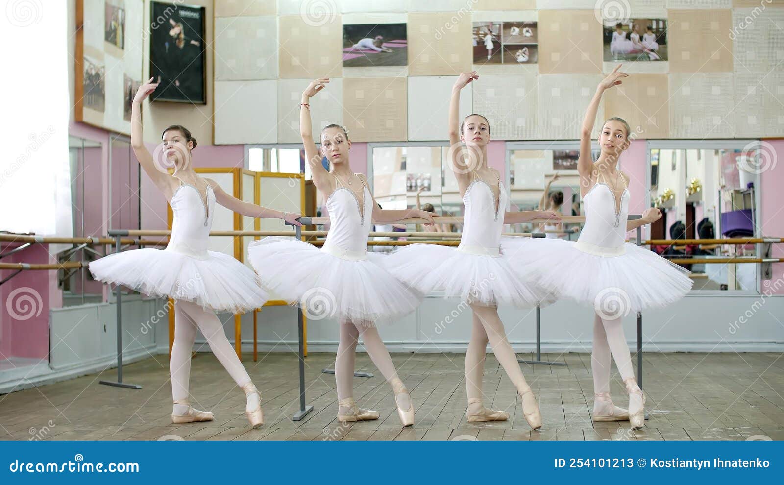 En La Sala De Ballet, Niñas Con Falda Blanca De Ballet Participan En Ensayos De Ballet Tendue Batallón Adelante Bailarinas Jóvenes Imagen de archivo Imagen de traje, actitud: 254101213