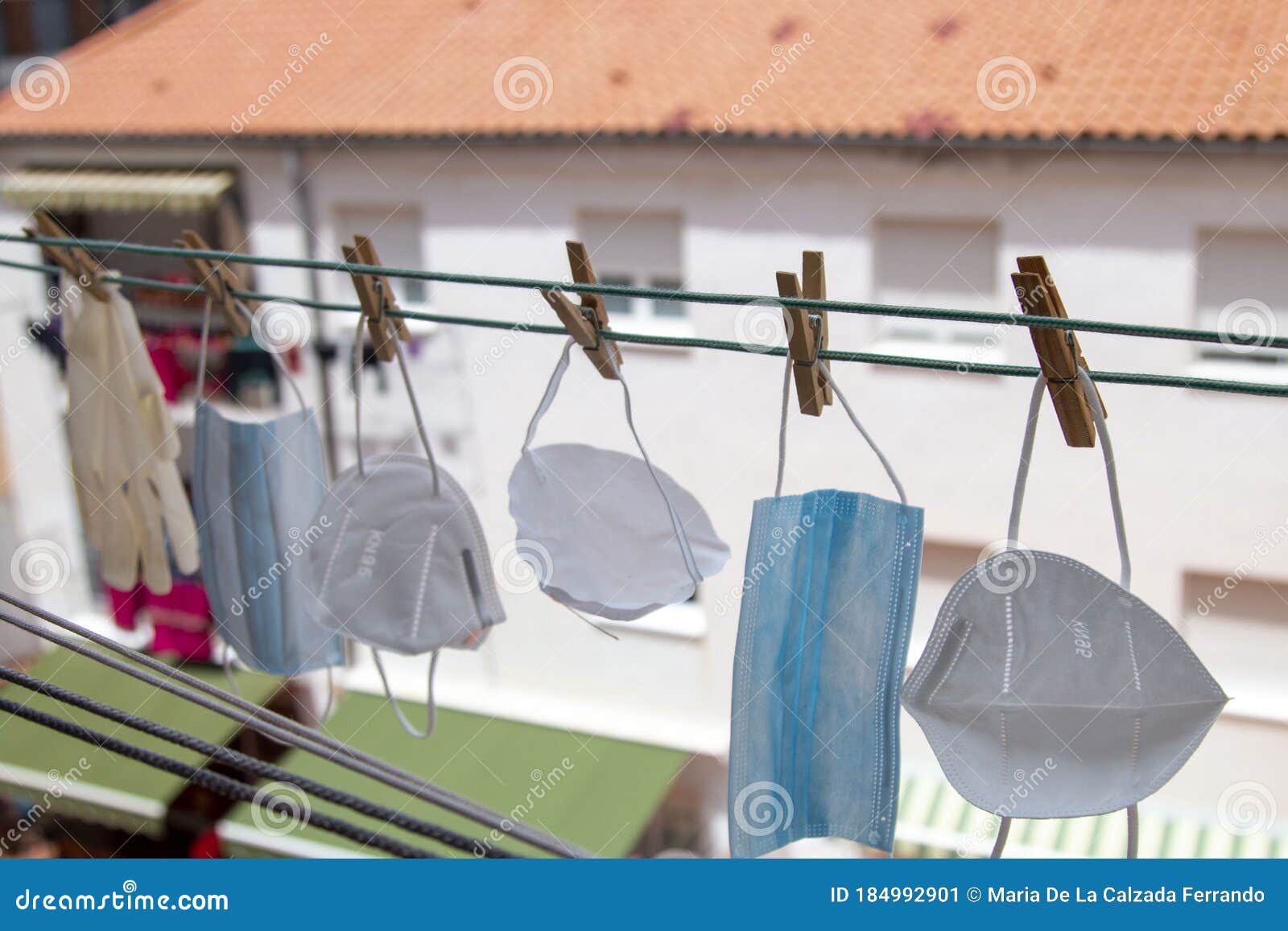 en la terraza colgadas mascarillas de protecciÃÂ³n contra el virus