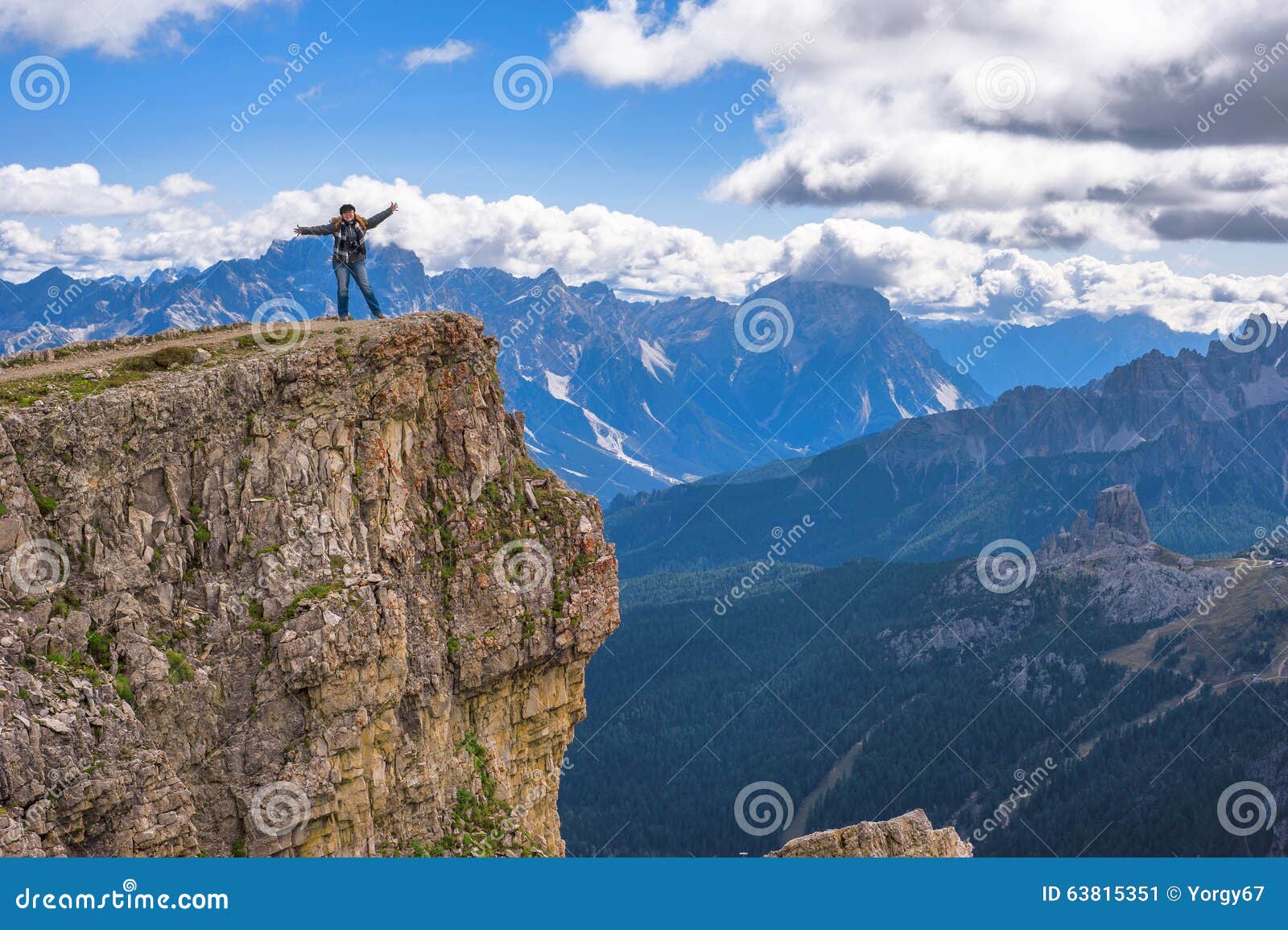 En las montan@as de la dolomía. Una mujer en un acantilado en las montañas de la dolomía Italia