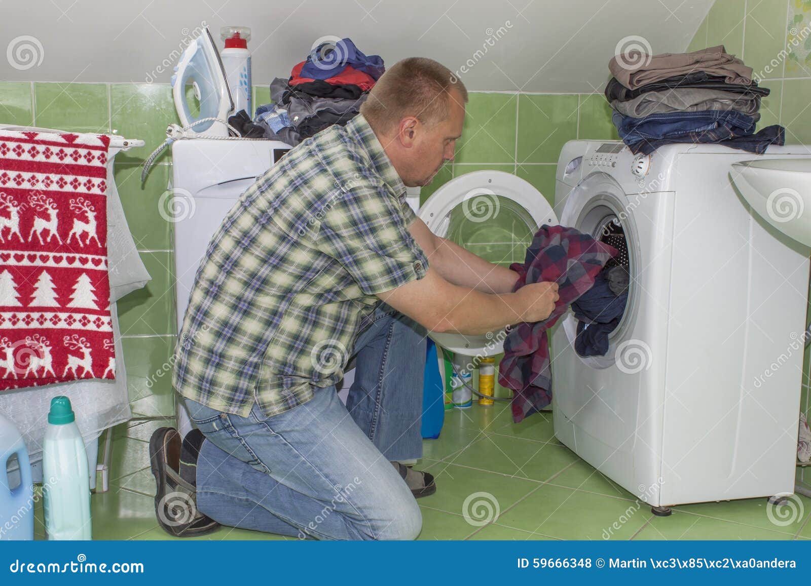 En Man Tvättar Kläder I Tvagningmaskinen Hushållsarbetemän Man Som Hjälper  Hans Fru, När Tvätta Kläder Arkivfoto - Bild av manlig, nära: 59666348