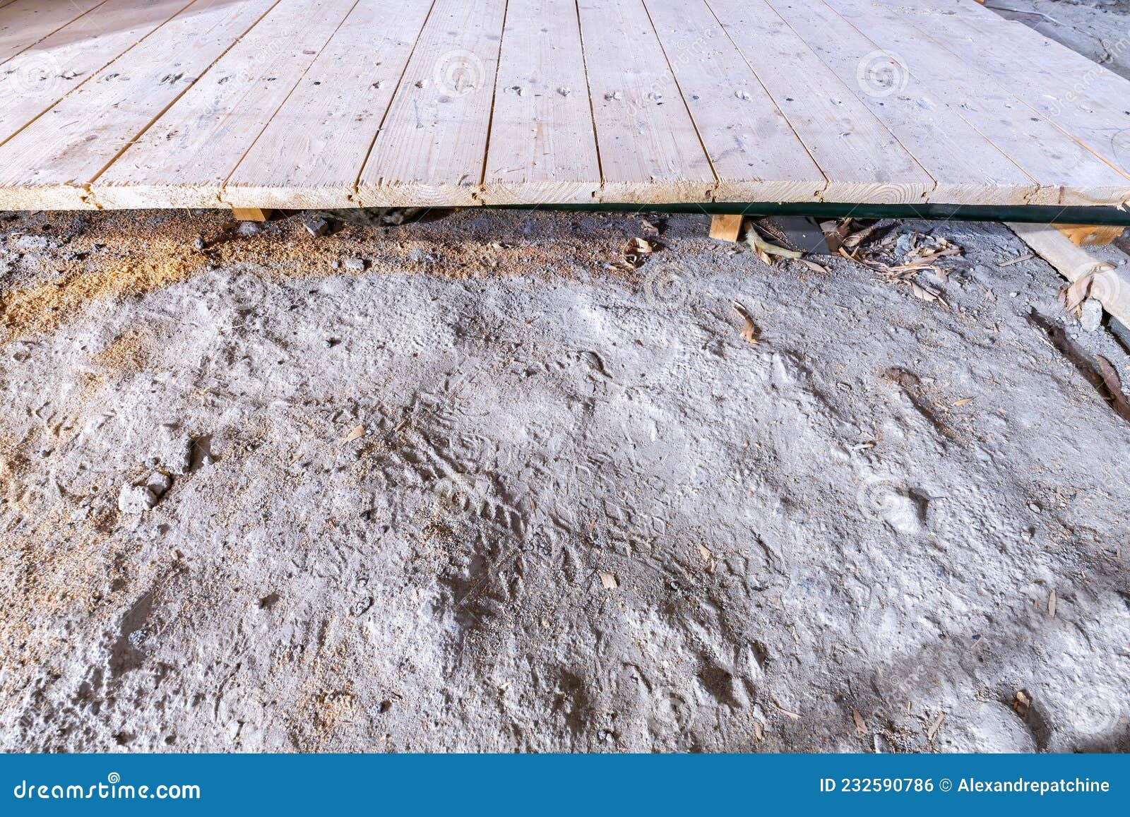 En Partie Coupé Vieux Plancher En Bois Sur Le Sol En Béton Sous-sol Dans La  Pièce Démolie Vue De Closeup Photo stock - Image du coupure, maison:  232590786