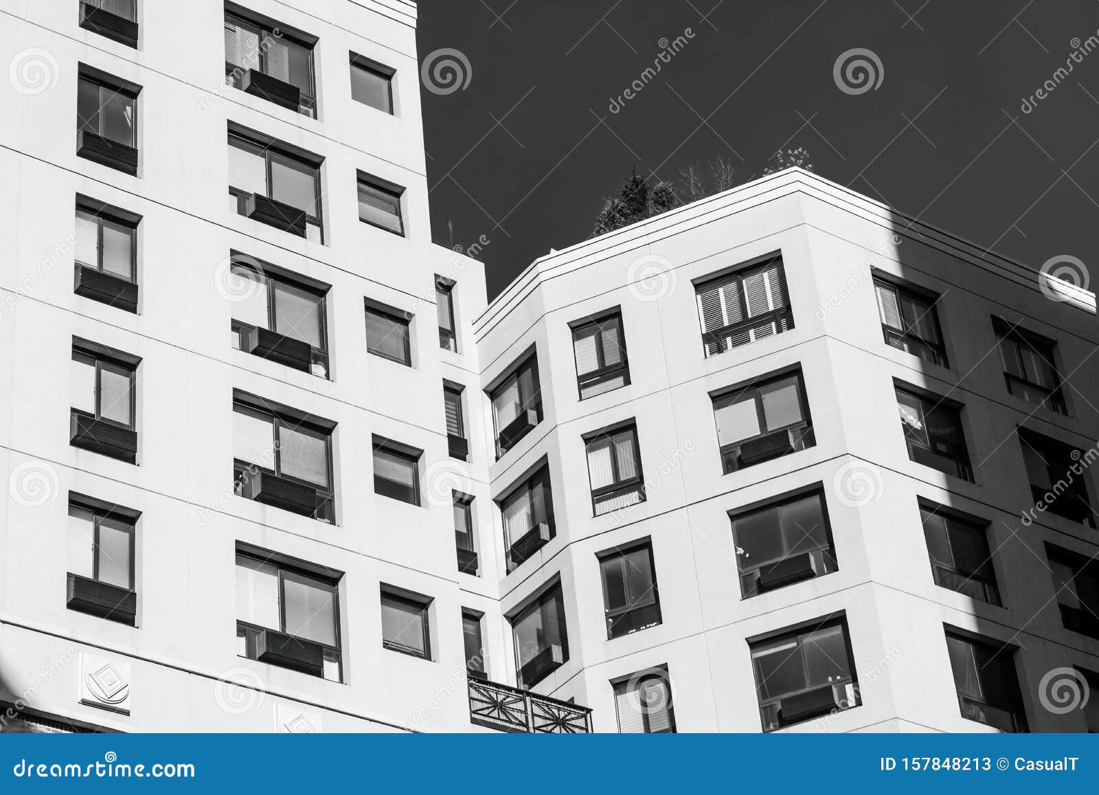 En Regardant La Facade D Un Immeuble Moderne A Manhattan New York City Usa Noir Et Blanc Image Stock Image Du Noir Concret