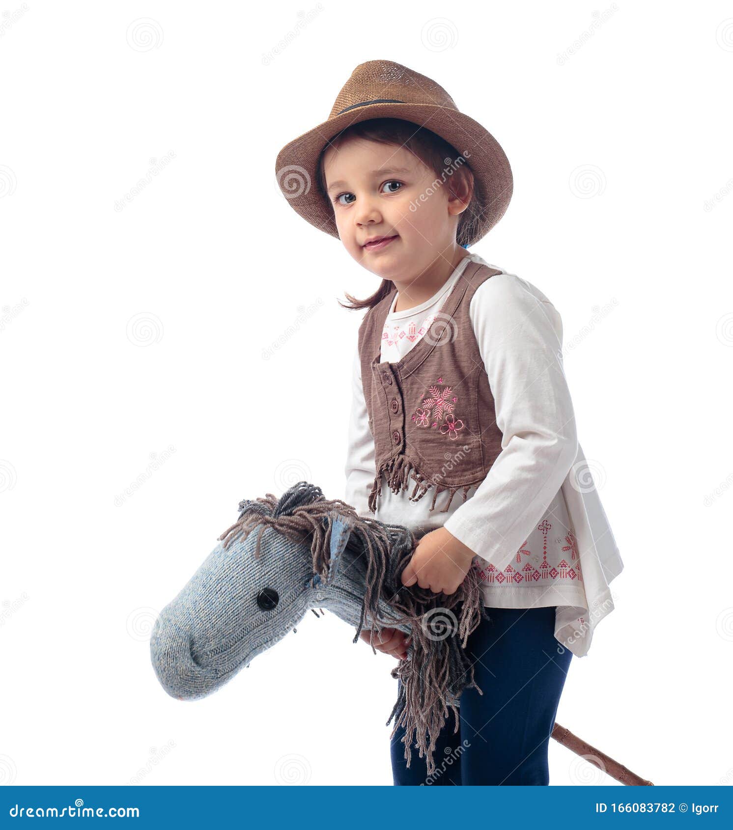 En Söt Liten Flicka Som är Klädd Som En Cowboy Som Leker Med En Hemlagad  Häst Arkivfoto - Bild av aktiv, folk: 166083782