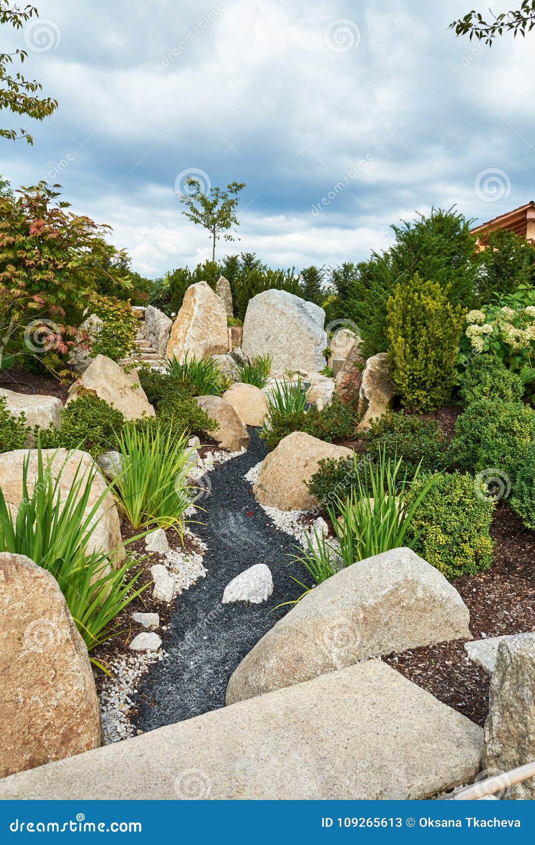 stor sten trädgård