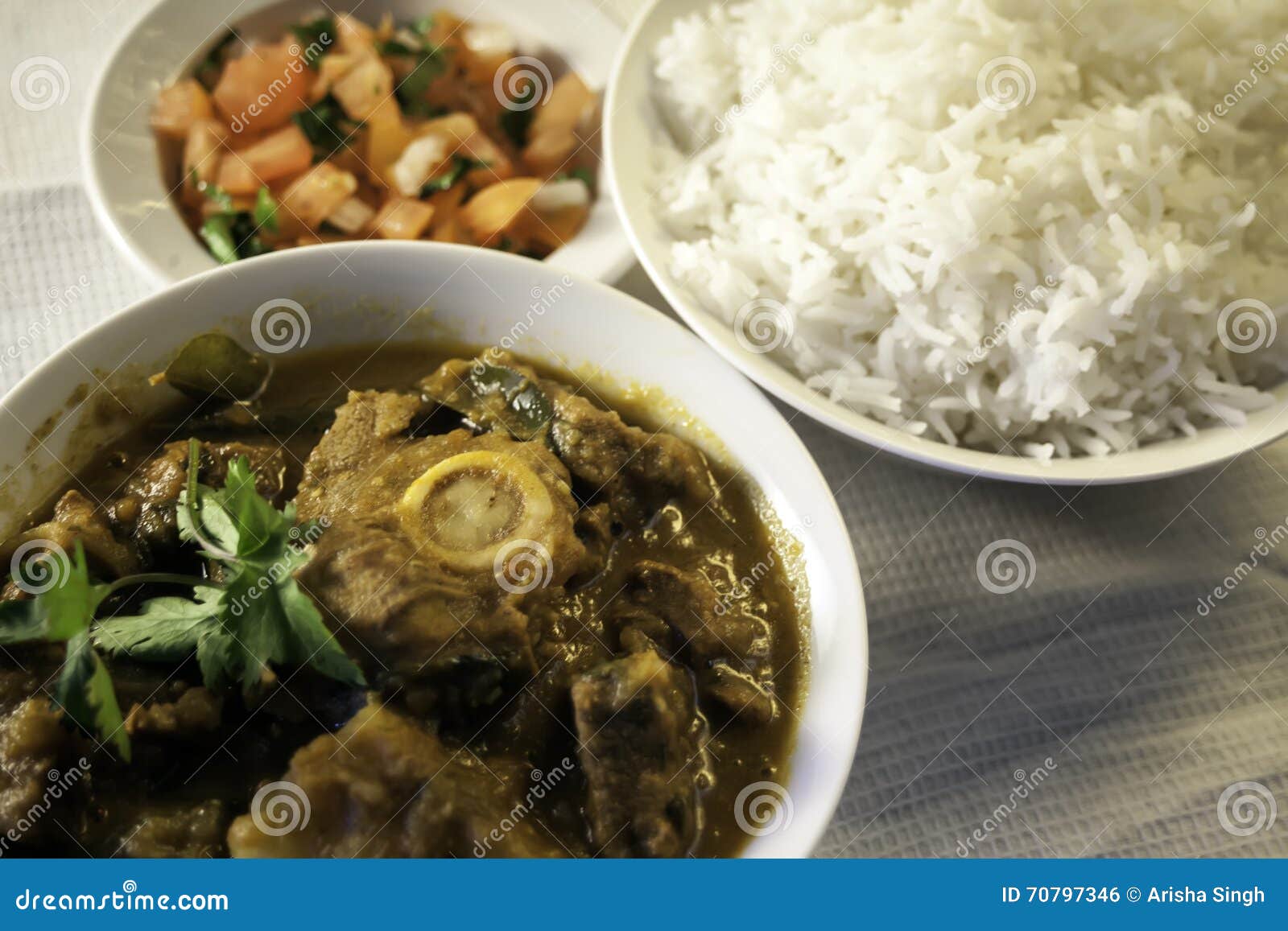 En traditionell indisk lammcurry med ris och sallad