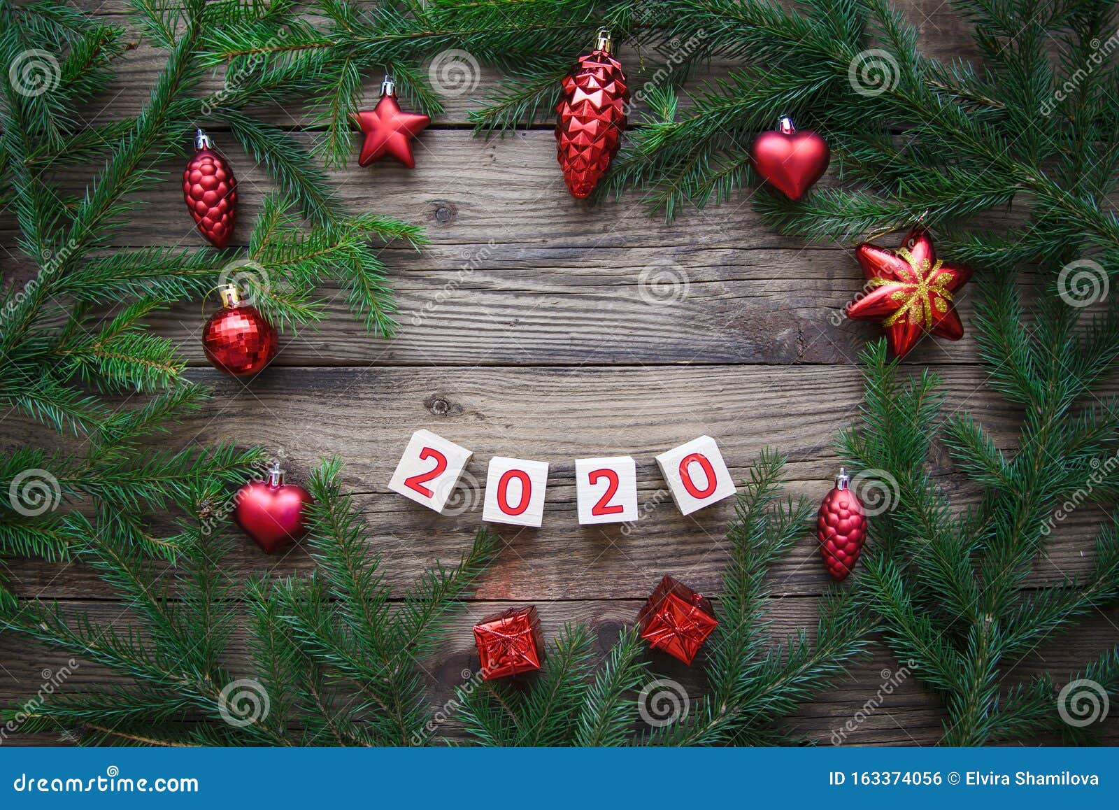 2020 En Un Marco De Ramas De árboles De Navidad Y Juguetes Rojos En Un Fondo De Madera Foto de archivo - Imagen de marco, 2020: 163374056