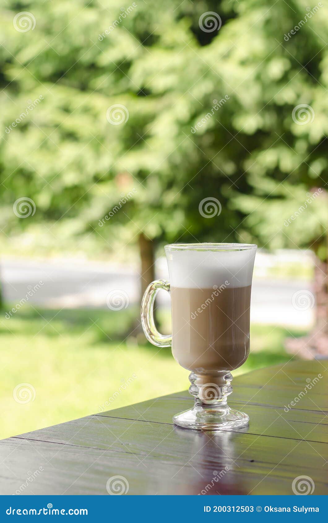 https://thumbs.dreamstime.com/z/en-verre-tasse-de-caf%C3%A9-latte-sur-la-table-bois-%C3%A0-verticale-200312503.jpg