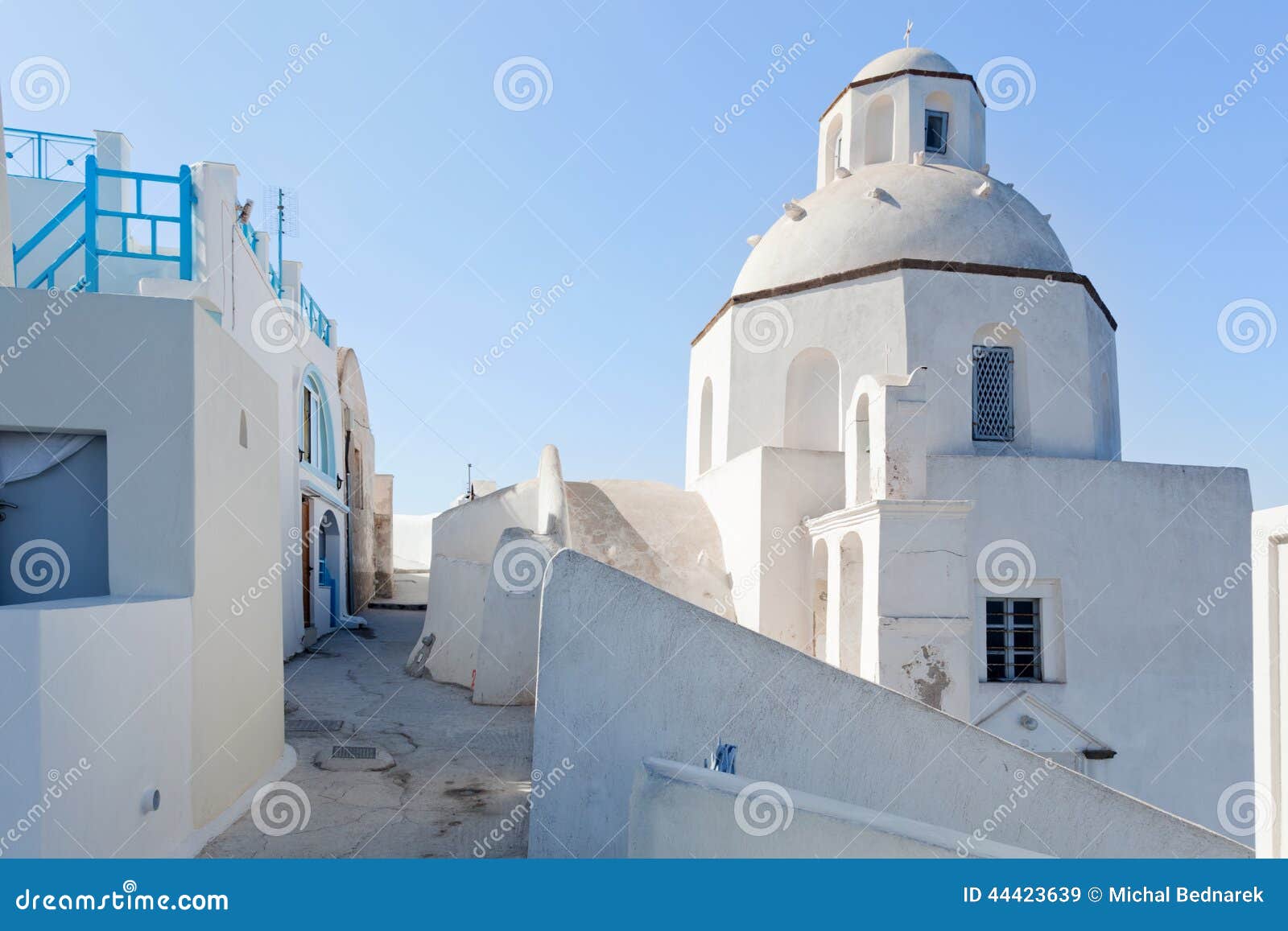 En vit kyrka i Fira på den Santorini ön, Grekland Karakteristisk arkitektur och berömd turist- dragning