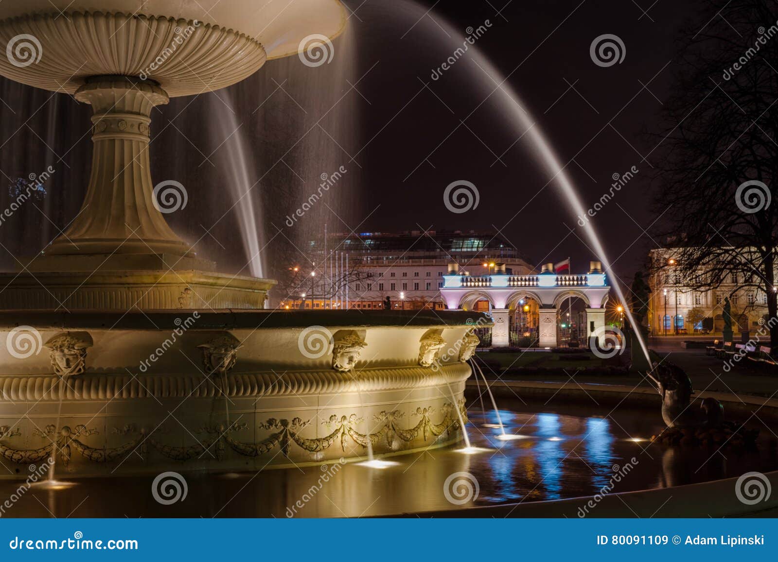 En Warszawaspringbrunn vid natt. En historisk springbrunn i Warszawa som är upplyst vid natt