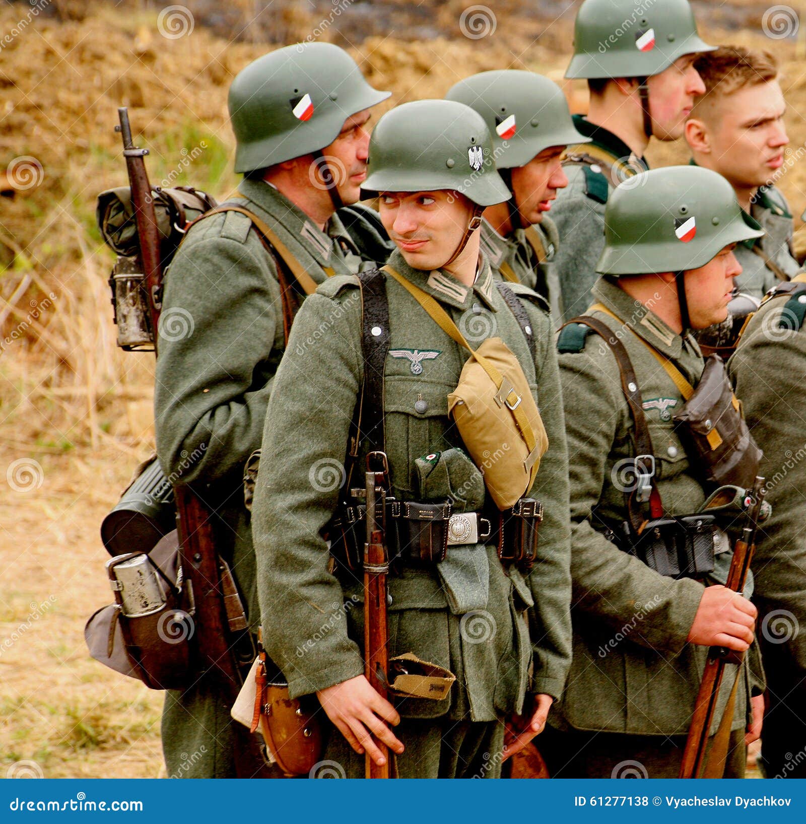 Enactors Ri Militari In Tedesco La Seconda Guerra Mondiale Dell Uniforme Soldati Tedeschi Fotografia Stock Editoriale Immagine Di Attivo Campo 61277138