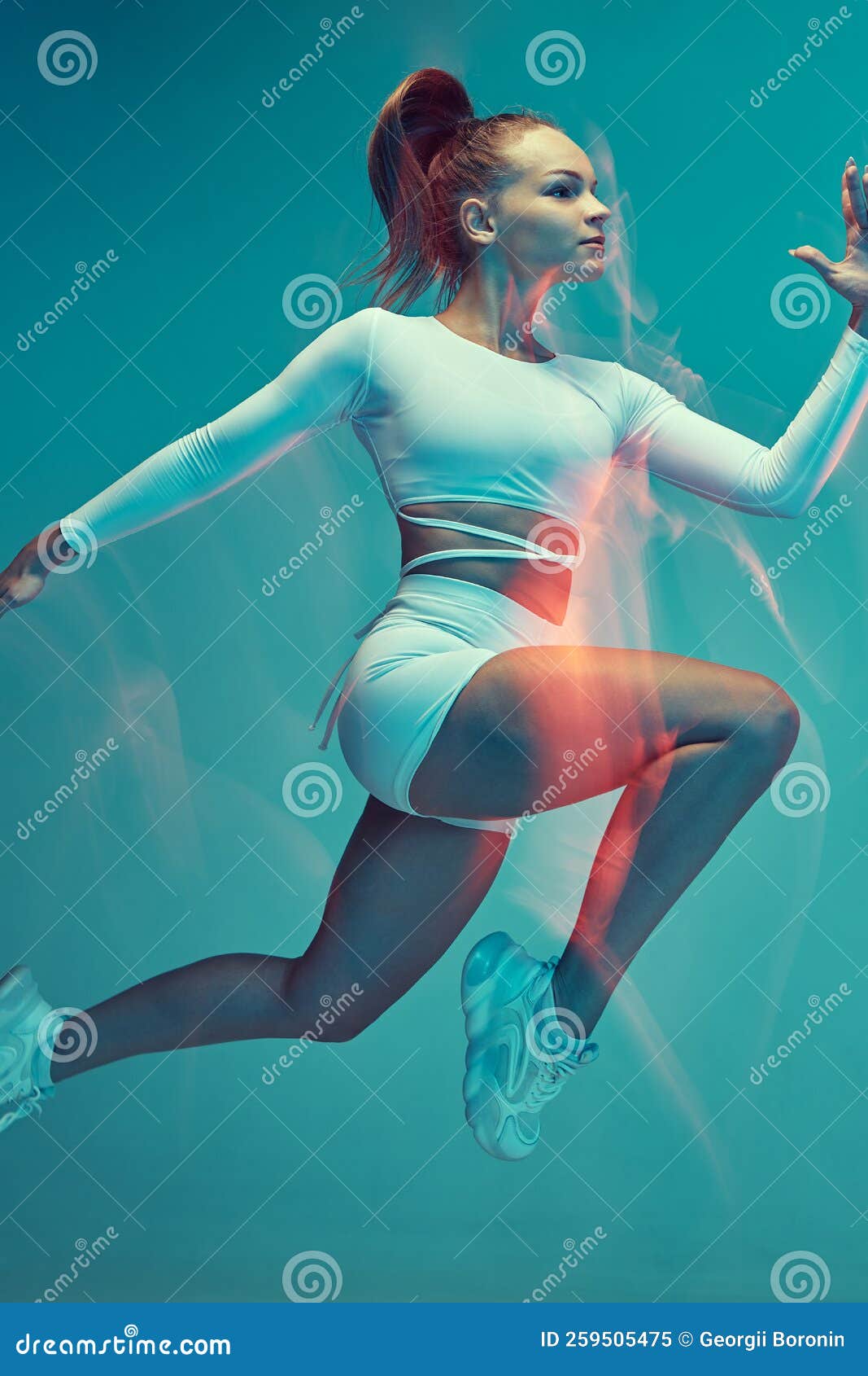 Encajar a Una Joven Mujer De Estética Deportiva Corriendo En Un Estudio.  Cerrar a Una Dama Con Uniforme Blanco Sobre Fondo Azul. Imagen de archivo -  Imagen de mujer, atractivo: 259505475