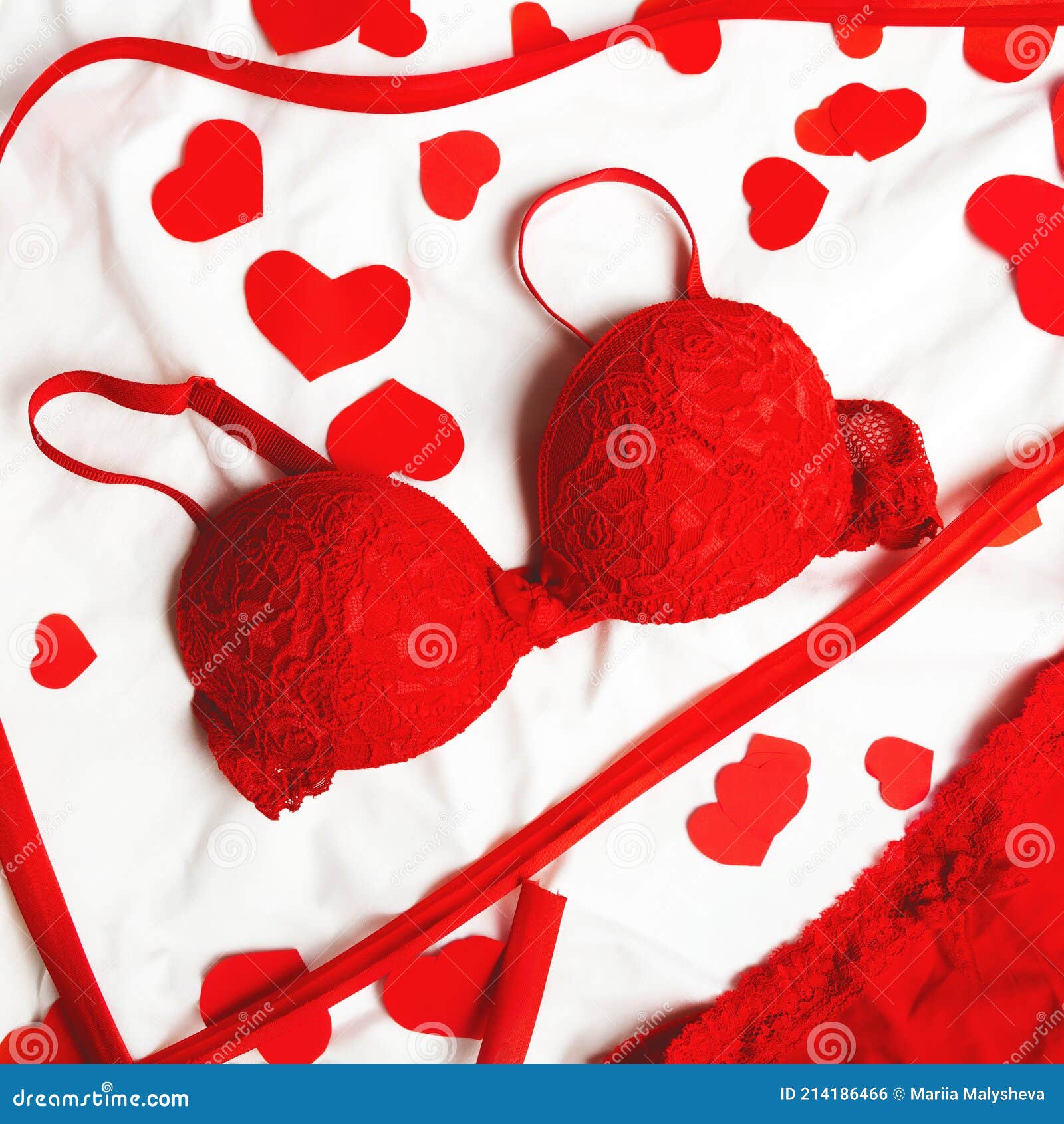 Encaje Sexy Mujer Ropa Interior Rojo Corazón Sobre Fondo De Cama Blanco. Vista Superior Plana. Lencería De Encaje Concepto D Foto de archivo - de seductor, accesorio: 214186466