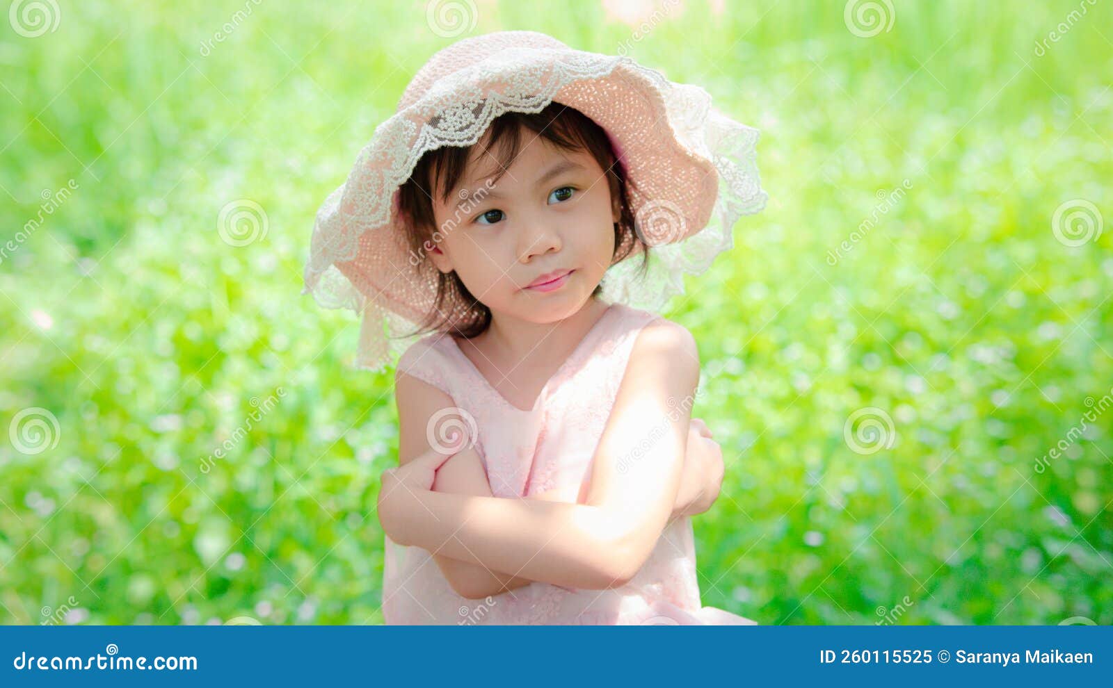 Encantador Y Positivo Bebé De 4 Años Linda Niña Asiática Pequeña Preescolar  Con Adorable Pelo Corto Sonriendo Y Mirando Hacia Imagen de archivo -  Imagen de viejo, inocencia: 260115525