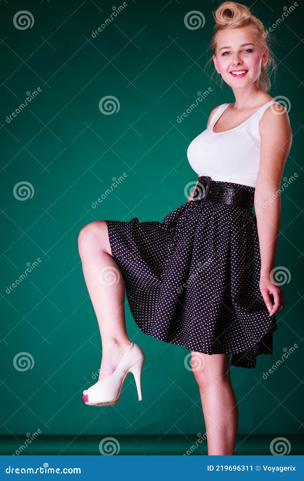 Encantadora Joven Pin Up Chica En Vestido Retro Imagen de archivo - Imagen  de alineada, felicidad: 219696311