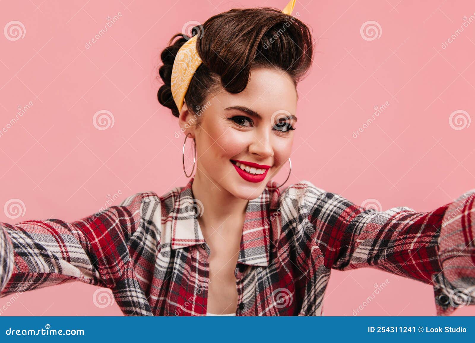 Encantadora Con Camisa De Cuadros Sonriendo Con Fondo Rosa. Chica De Pinup Emocional Tomando Selfie Imagen de archivo - Imagen de feliz, fondo: