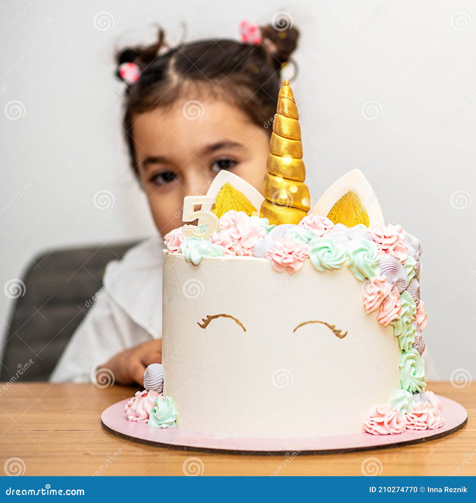 Encantadora Niñita Esperando Para Comer Tarta De Cumpleaños. Foto de  archivo - Imagen de vela, cabritos: 210274770