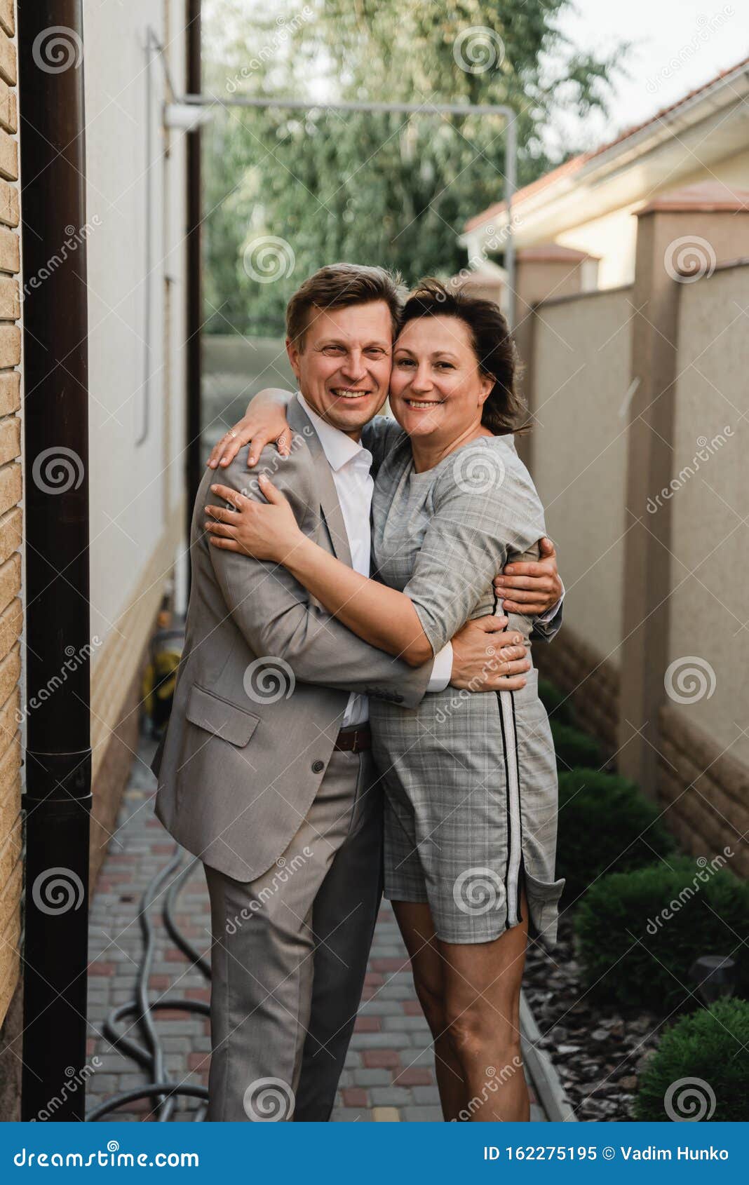 Encantadora pareja celebrando su aniversario en casa Fotografía de
