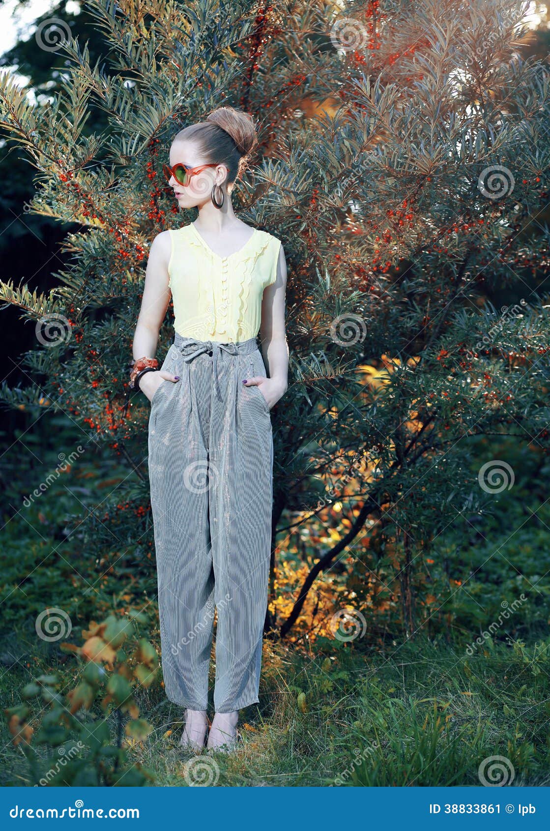 Encanto. Mujer De Moda En Pantalones Elegantes Al Aire Libre Imagen de  archivo - Imagen de moderno, hojas: 38833861