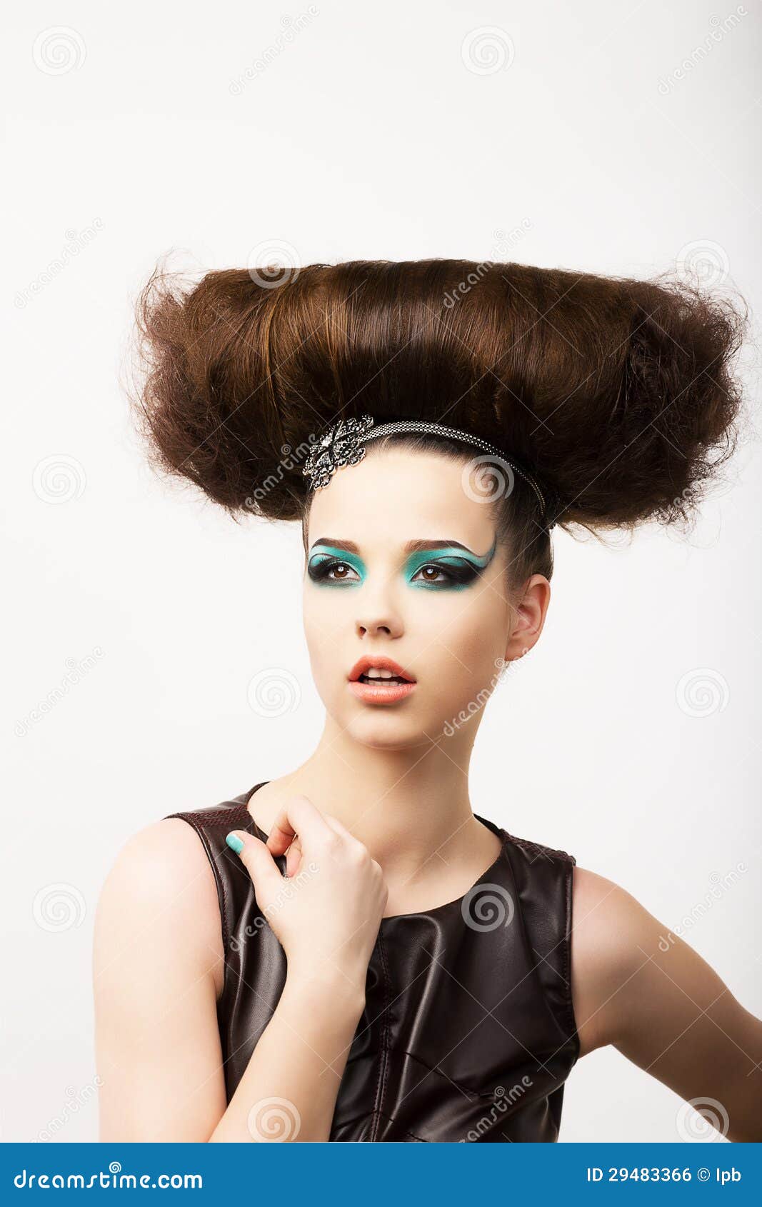 Encanto. Vitalidad. Retrato del Brunette inusual con el peinado festivo extraordinario. Mujer atractiva con el peinado festivo extraordinario